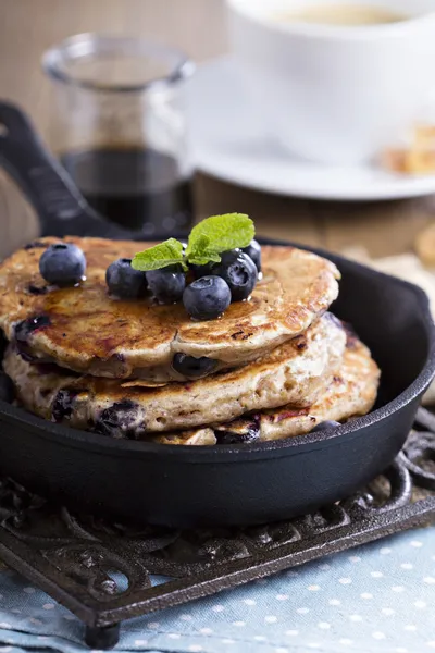 Frittelle con banana e mirtilli — Foto Stock