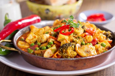 vegan körili soya peyniri ve sebze ile