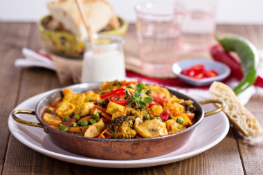 vegan körili soya peyniri ve sebze ile