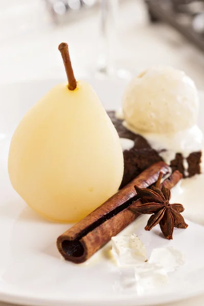 Десерт с грушами — стоковое фото