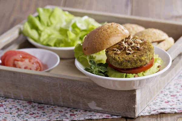 Veganska hamburgare med kikärter och grönsaker — Stockfoto