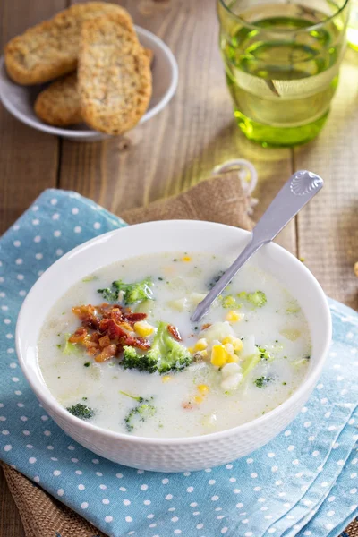 Brócolos e chowder de milho — Fotografia de Stock