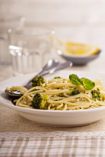 Spaghetti med pesto och broccoli — Stockfoto