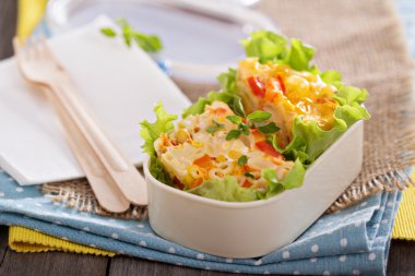 Fırında makarna yumurta ve sebze ile