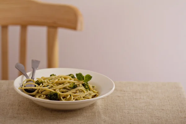 Espaguete com pesto e brócolis — Fotografia de Stock