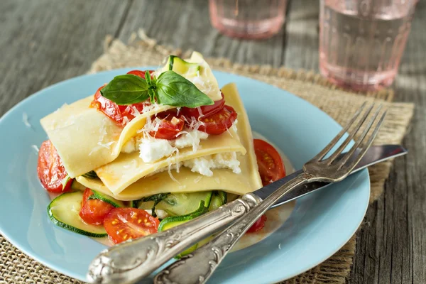 Neen-bak vegetarische lasagne met groenten — Stockfoto