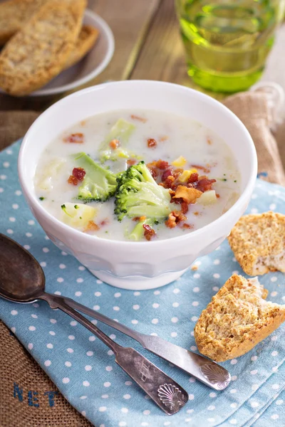 Brócolos e chowder de milho — Fotografia de Stock