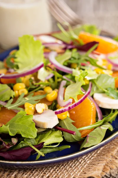 Saláta, csirke, a narancs és a Zöldek — Stock Fotó