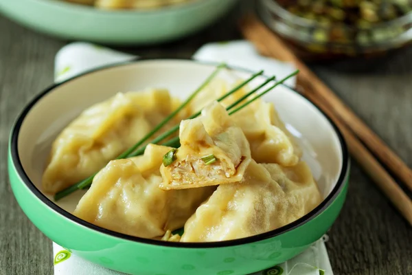 Dumplings chinos con pollo molido — Foto de Stock