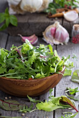 ahşap kase bir yeşil salata yaprakları