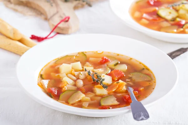 Суп з овочами і квасолею — стокове фото