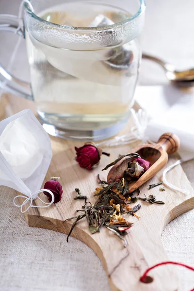 Att göra te med tepåsar — Stockfoto