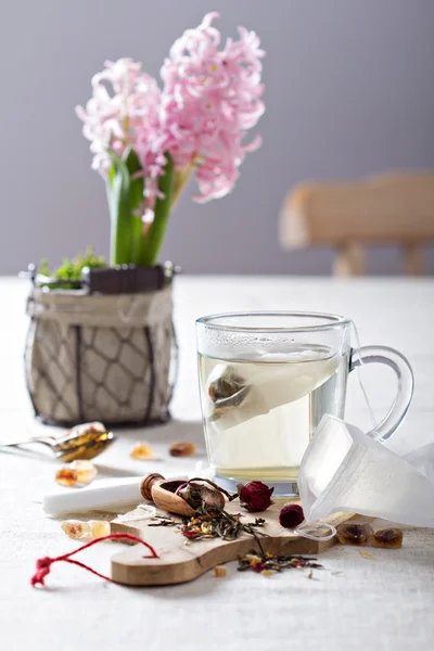 Çay Sallama çaylar ile yapmak — Stok fotoğraf