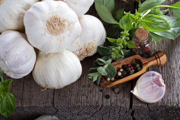 Têtes d'ail sur une table en bois — Photo