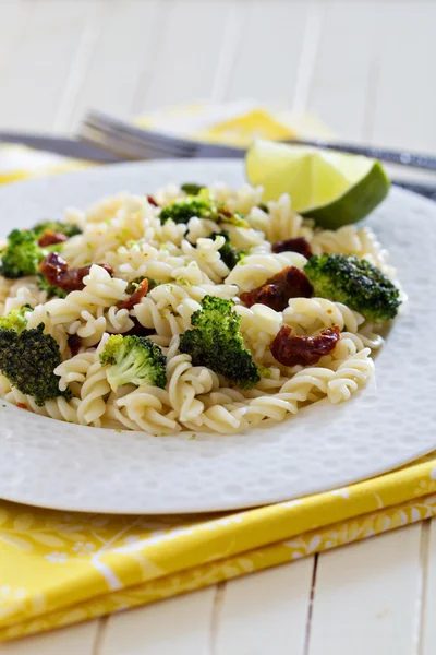 Pasta with broccoli and dried tomatoes — Stock Photo, Image