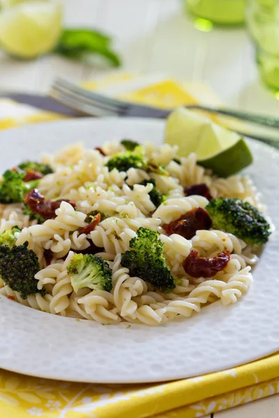 Pasta met broccoli en gedroogde tomaten — Stockfoto