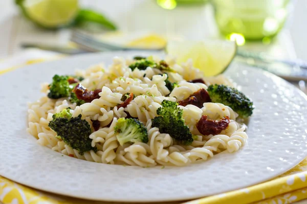 Pasta med broccoli och soltorkade tomater — Stockfoto