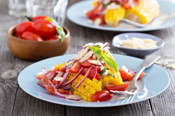 Salada com milho assado — Fotografia de Stock