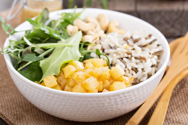 Salade aux pommes de terre cuites au four, riz et légumes — Photo