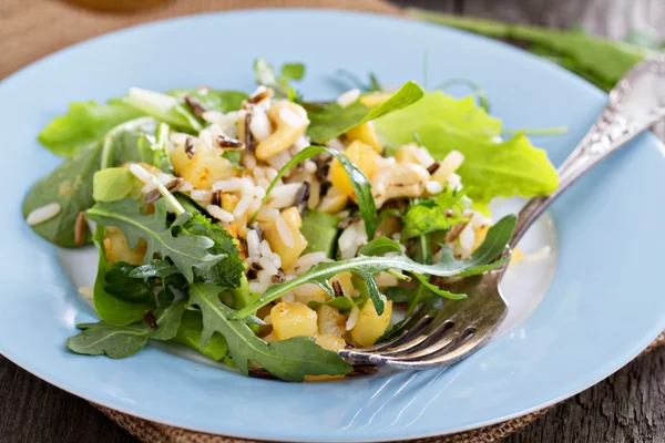 Salade aux pommes de terre cuites au four, riz et légumes — Photo