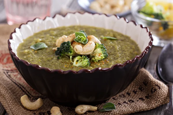 Rostad broccoli soppa med cashewnötter — Stockfoto