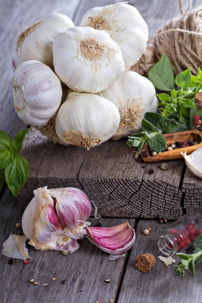 Vitlök huvuden på ett träbord — Stockfoto