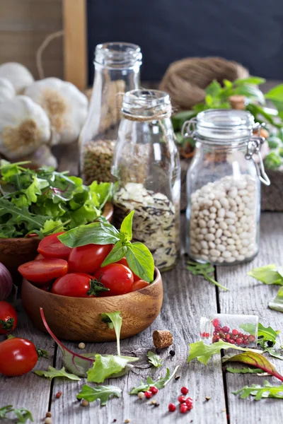 Tomates, folhas de salada, feijão e arroz — Fotografia de Stock