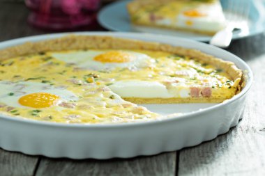 jambon ve yumurta ile kiş
