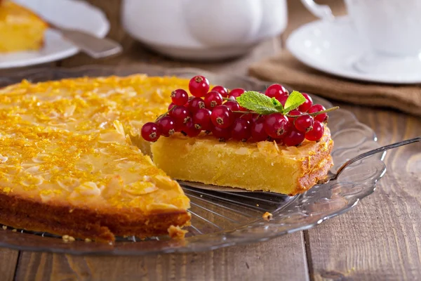 Cornmeal cake with berries — Stock Photo, Image