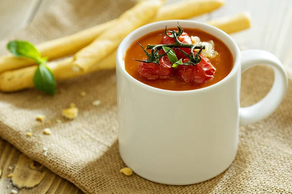 Sopa de tomate en una taza —  Fotos de Stock