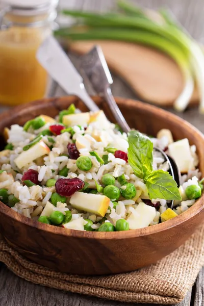 Saláta, rizs, alma, áfonya és a borsó — Stock Fotó
