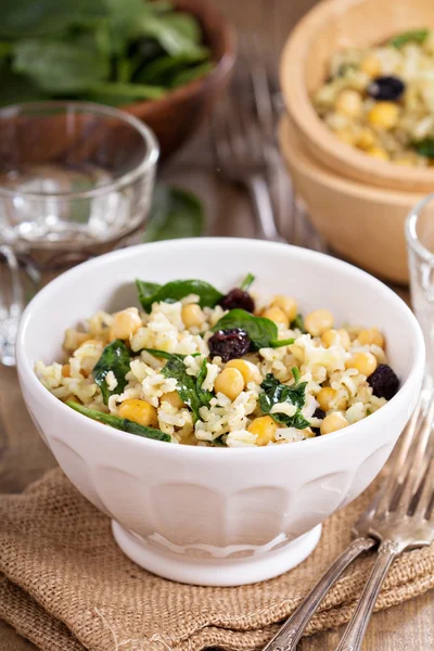 Salada com arroz, grão de bico, espinafre, passas — Fotografia de Stock