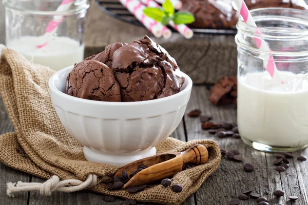 Шоколадное печенье и миска — стоковое фото