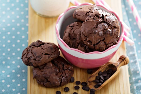 Biscoitos de chocolate i uma tigela — Fotografia de Stock