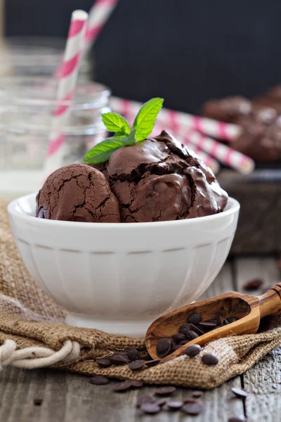 Chocolade koekjes ik een kom — Stockfoto