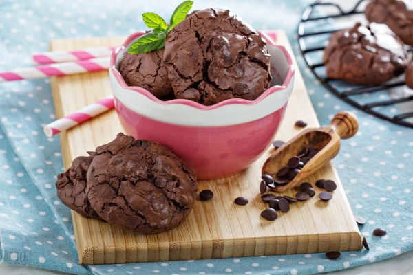 Шоколадное печенье и миска — стоковое фото