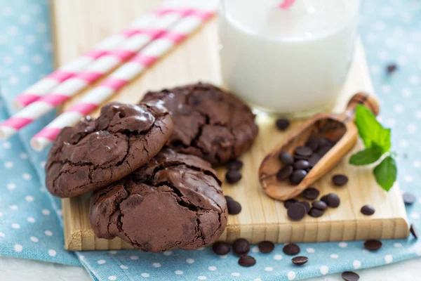 Galletas de chocolate i un tazón —  Fotos de Stock