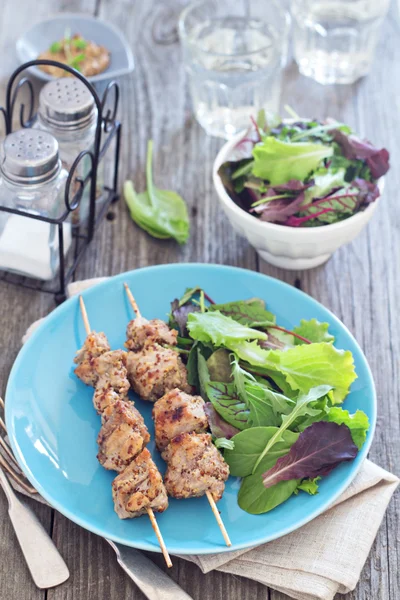 Kebabs de peru com molho de mostarda — Fotografia de Stock