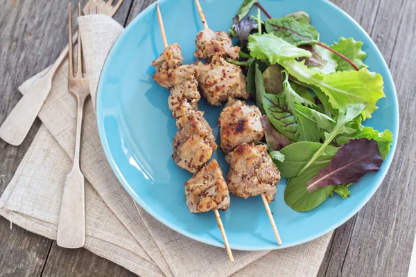 Kebabs de peru com molho de mostarda — Fotografia de Stock