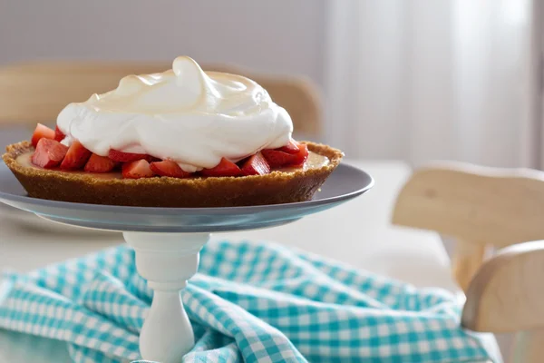 Lemon strawberry meringue pie — Stock Photo, Image