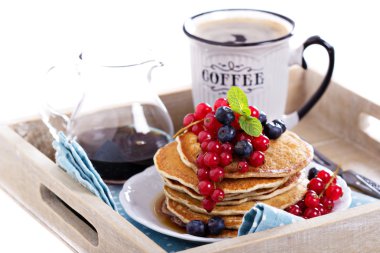 beyaz izole karışık meyveli krep