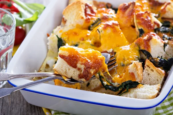 Spinach, bread and cheese strata — Stock Photo, Image