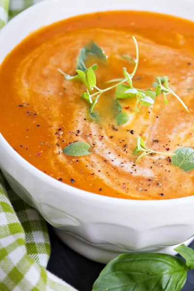 Томатний суп у білій мисці — стокове фото