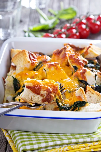 Spinach, bread and cheese strata — Stock Photo, Image