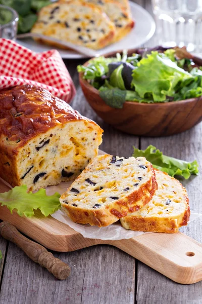 Pão de queijo salgado com azeitonas — Fotografia de Stock