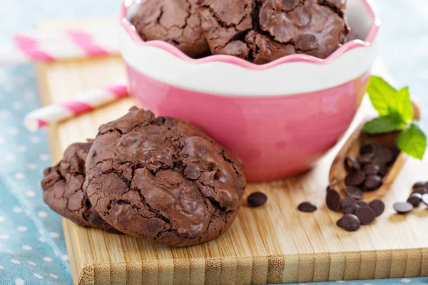 Biscuits au chocolat i un bol — Photo