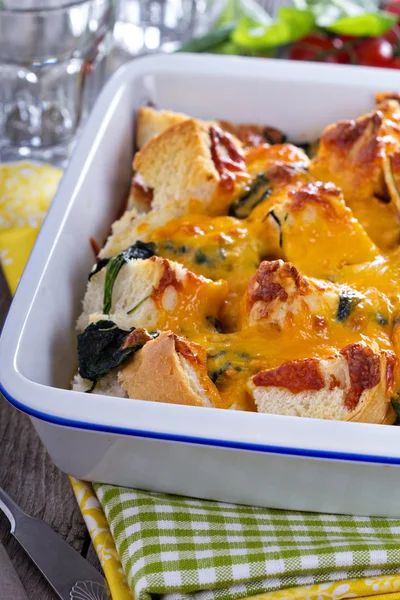 Estratos de espinacas, pan y queso —  Fotos de Stock
