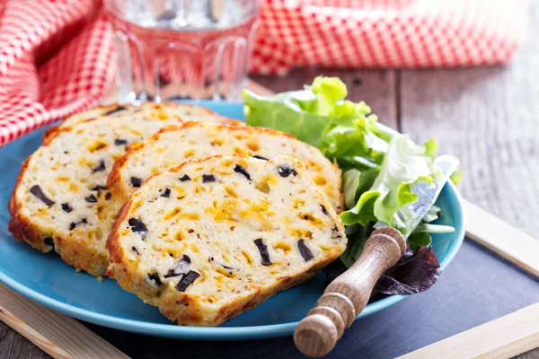 ขนมปังชีสซาเวอรี่กับมะกอก — ภาพถ่ายสต็อก