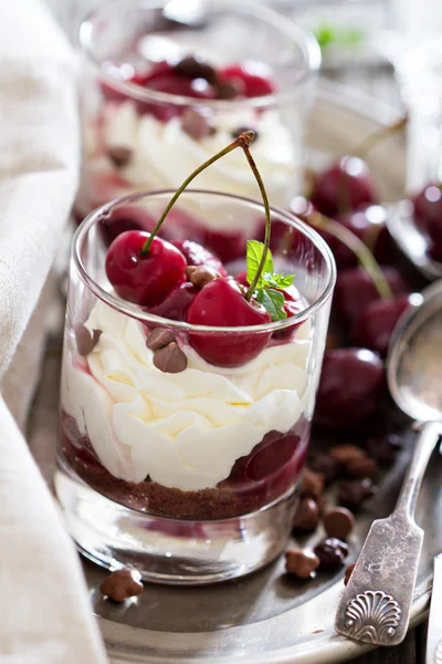 Torta di formaggio dolce ciliegia in un bicchiere — Foto Stock