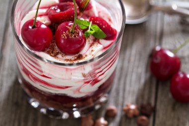 bir bardak tatlı kiraz cheesecake